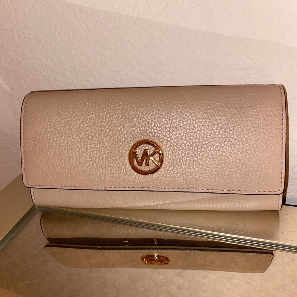 Michael Kors Wallet (NWT)